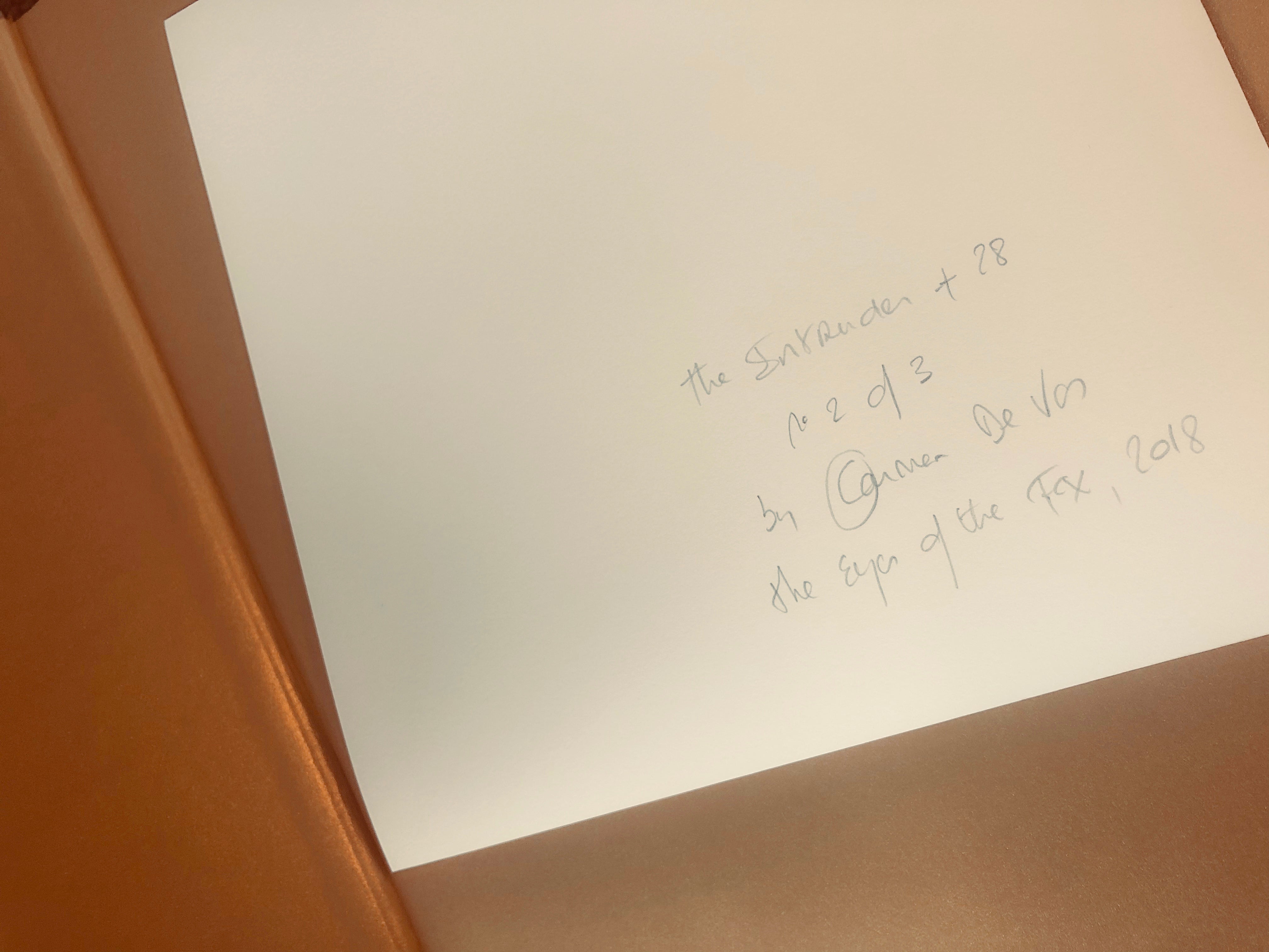 Livre signé « Les yeux du renard », incluant « L'intrus », 2018